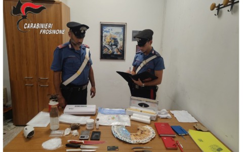 Spaccio di droga, scoperta la base e sequestrato un laboratorio artigianale per la cottura del crack. 4 arresti