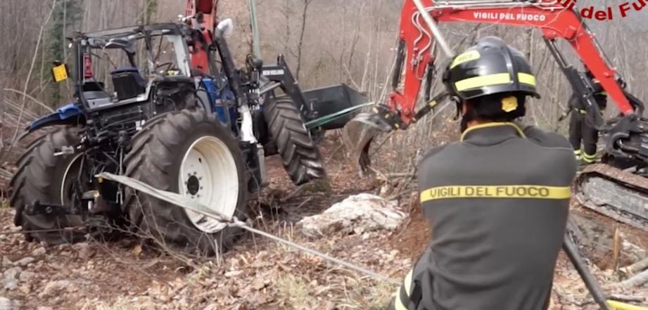 Si ribalta con il trattore in campagna, è grave