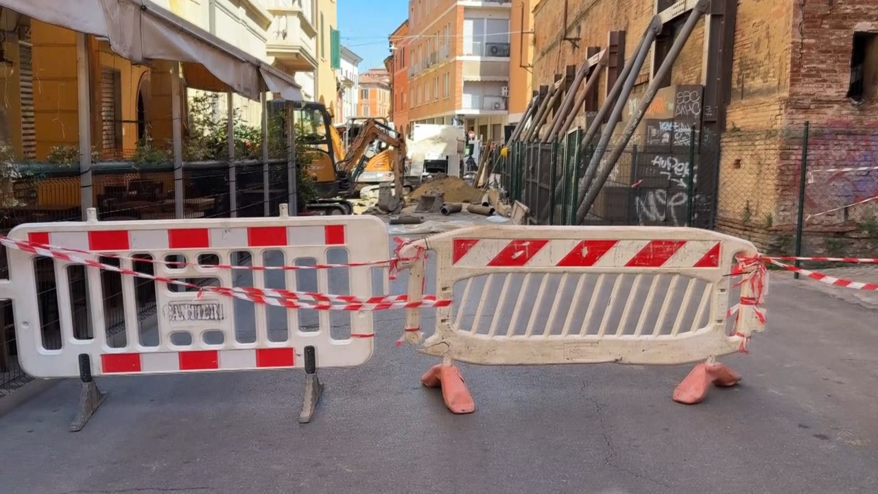Si rompe un tubo d’acqua in via Belle Arti, cantine allagate e disagi ai residenti