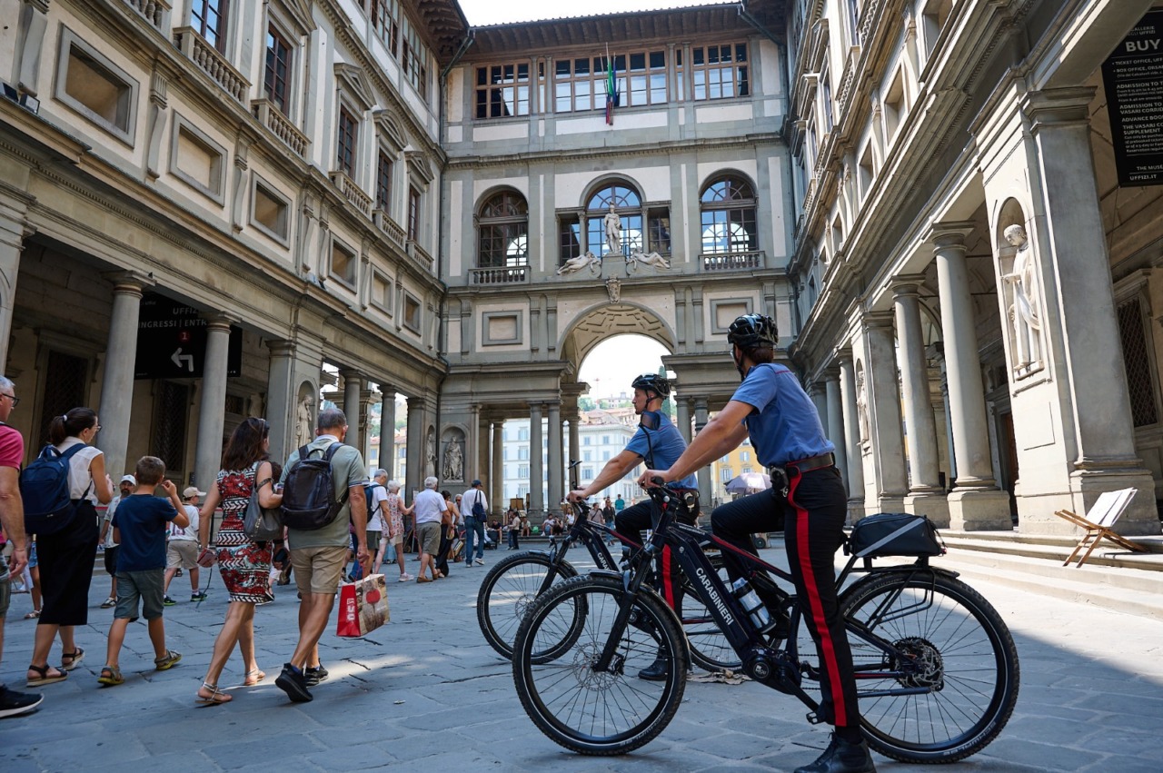 Sicurezza, carabinieri in pattuglia anche in sella e-bike