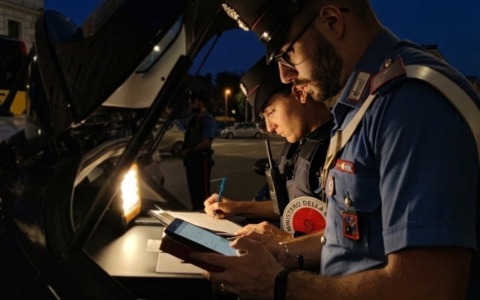 Sorpresi a rovistare in un’auto, due arresti