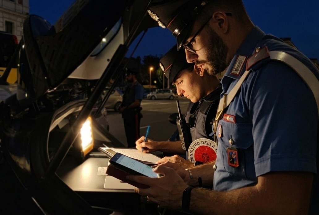 Sorpresi a rovistare in un’auto, due arresti