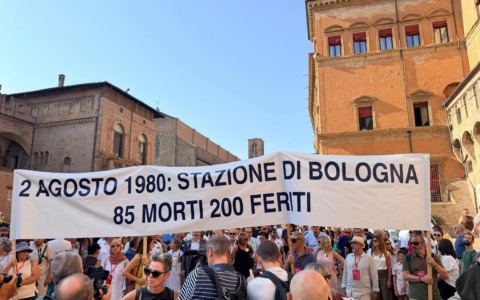 Strage di Bologna, 46 anni dopo il ricordo delle 85 vittime: Mattarella condanna la strategia neofascista