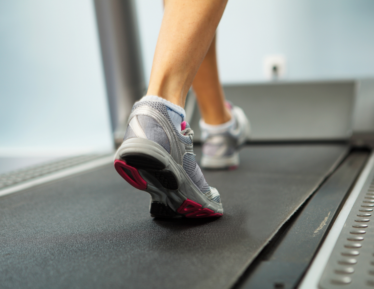 Tapis roulant lasciato tra rifiuti e vestiti