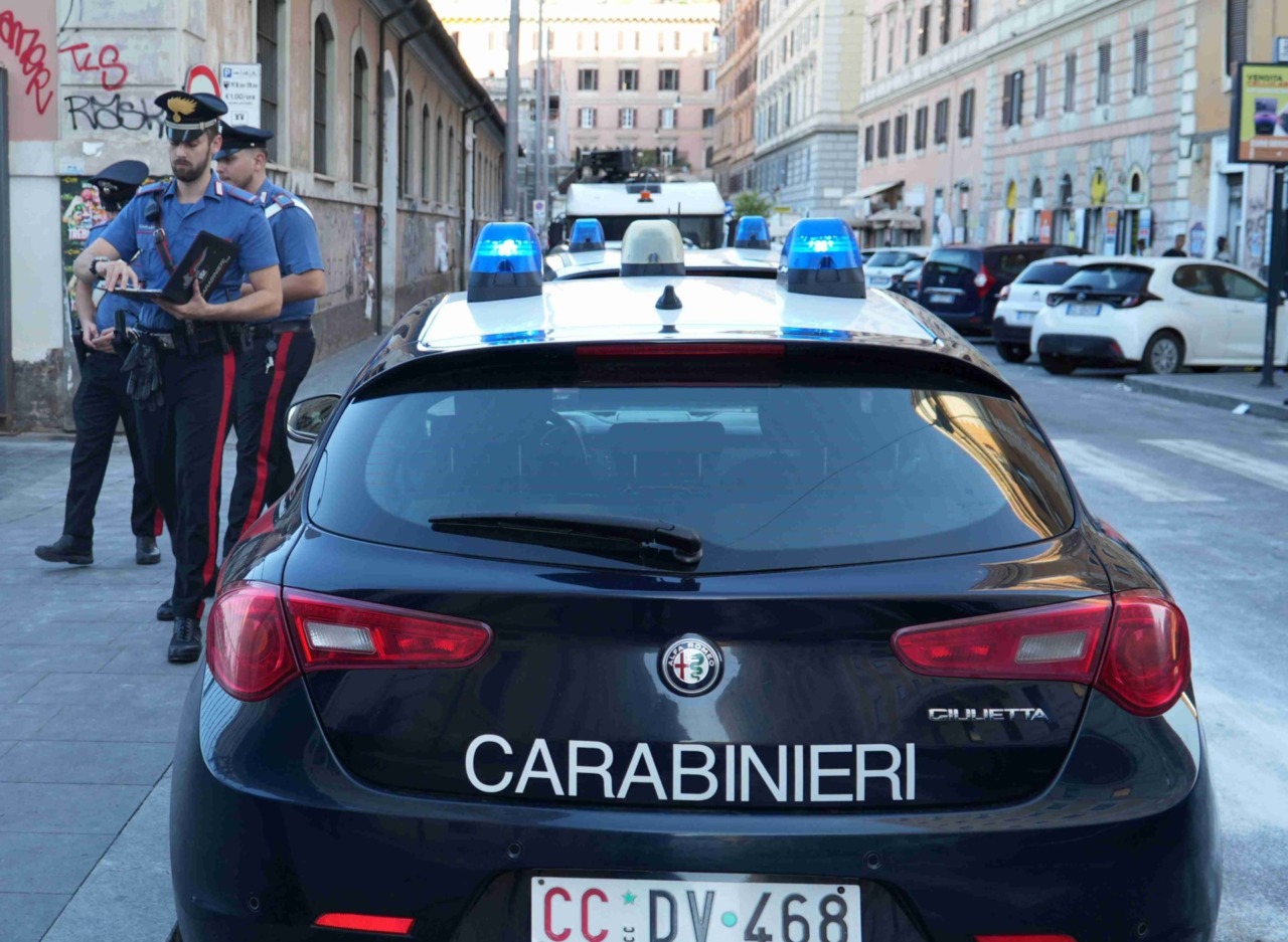 Tenta di comprare vodka con una carta rubata e scappa, arrestato