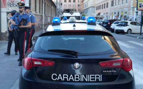 Tenta di comprare vodka con una carta rubata e scappa, arrestato