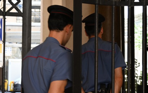 Tenta la truffa del finto Carabiniere con un anziano malato, ma viene scoperto dal figlio