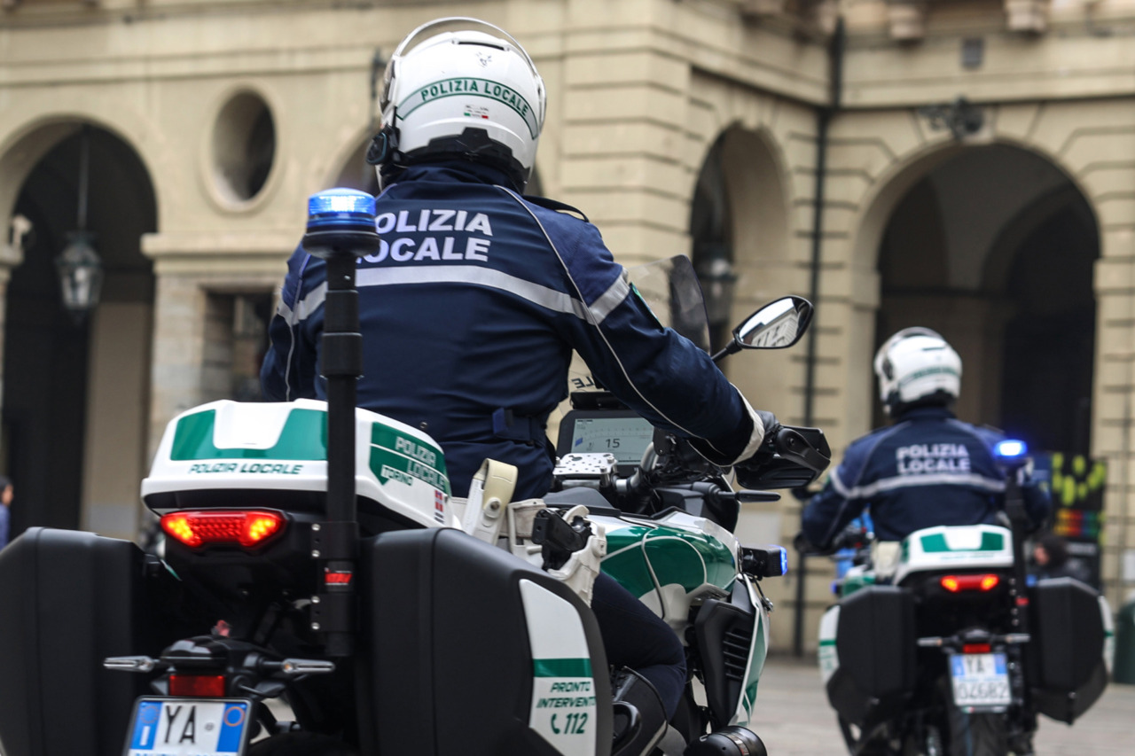 Torino, scarica liquami dell’autobus in un tombino: conducente denunciato