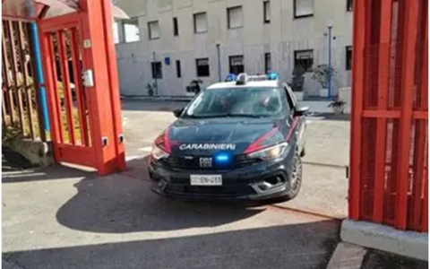 Tormenta una coppia e viola il divieto di avvicinamento, donna arrestata