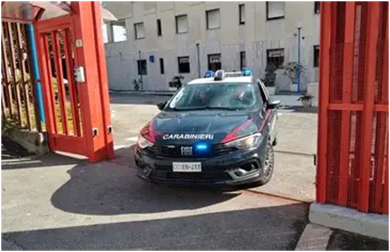 Tormenta una coppia e viola il divieto di avvicinamento, donna arrestata