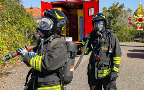 Tre incendi nella Capitale, evacuata una palazzina. Chiusa la Pontina all’uscita Tor De’ Cenci-Spinaceto