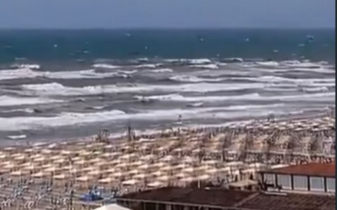 Tromba d’aria in Versilia, stabilimenti balneari ko – VIDEO