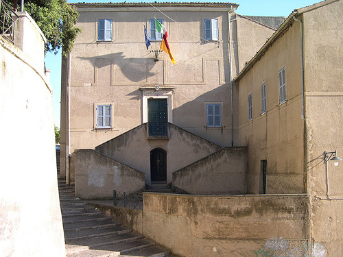 Uffici comunali senza acqua, scoppia la polemica