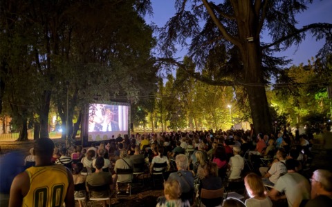 Ultimo appuntamento con il Cinema sotto le stelle: a Valmadonna “Buen Camino” di Zalone
