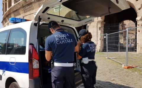 Venditore abusivo aggredisce gli agenti e tenta la fuga