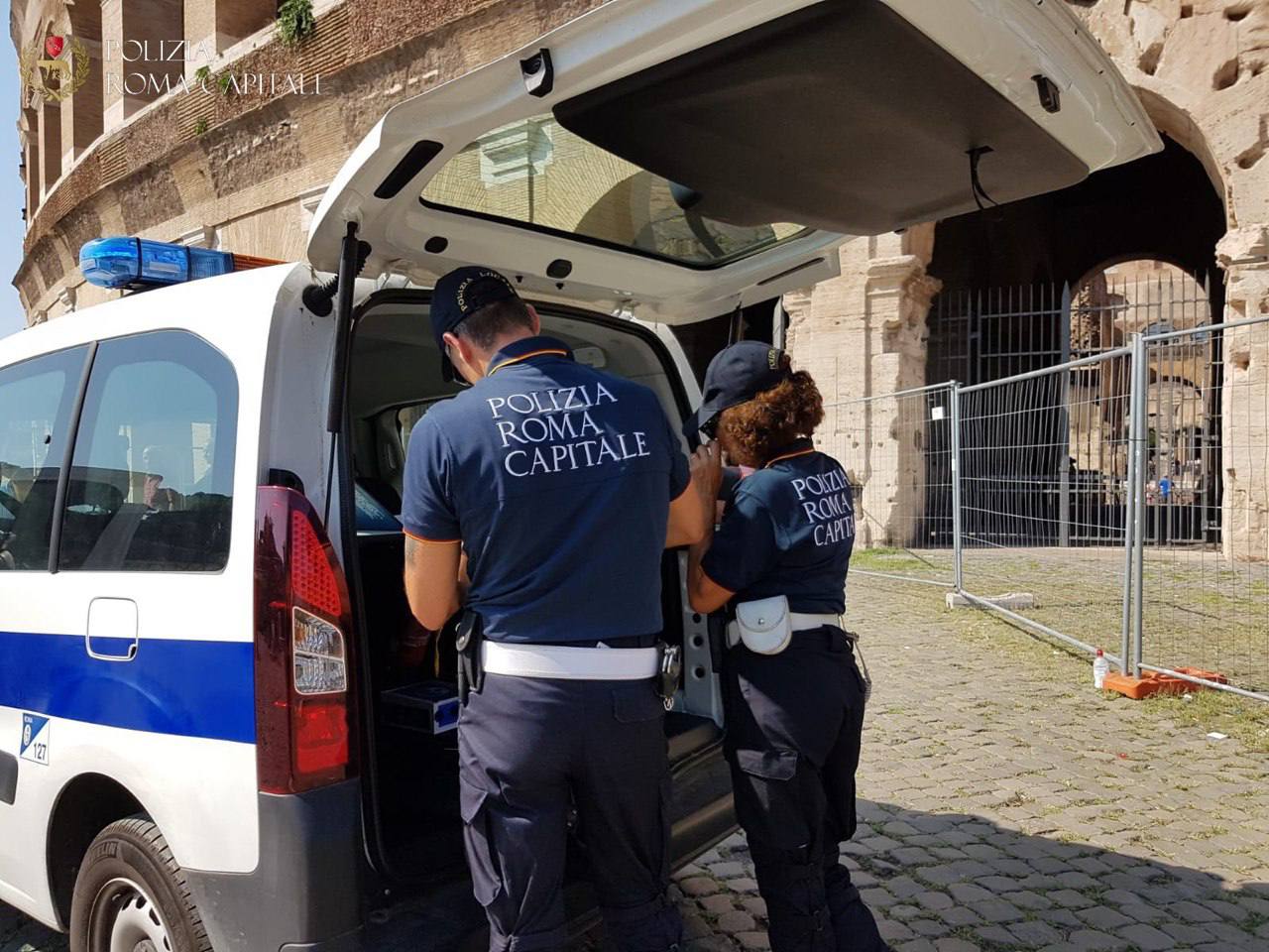 Venditore abusivo aggredisce gli agenti e tenta la fuga