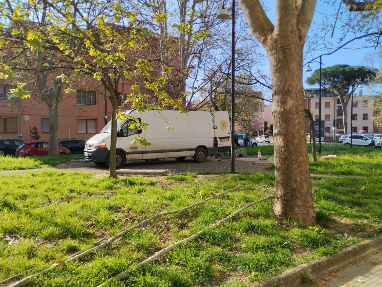 Viale Don Morosini, sit-in e polemica sui lavori
