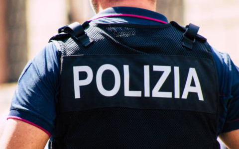 27enne ruba in un bar a Torino e picchia la barista: arrestato da un poliziotto fuori servizio