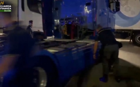 33 kg di droga nascosti in un camion all’Interporto di Bologna