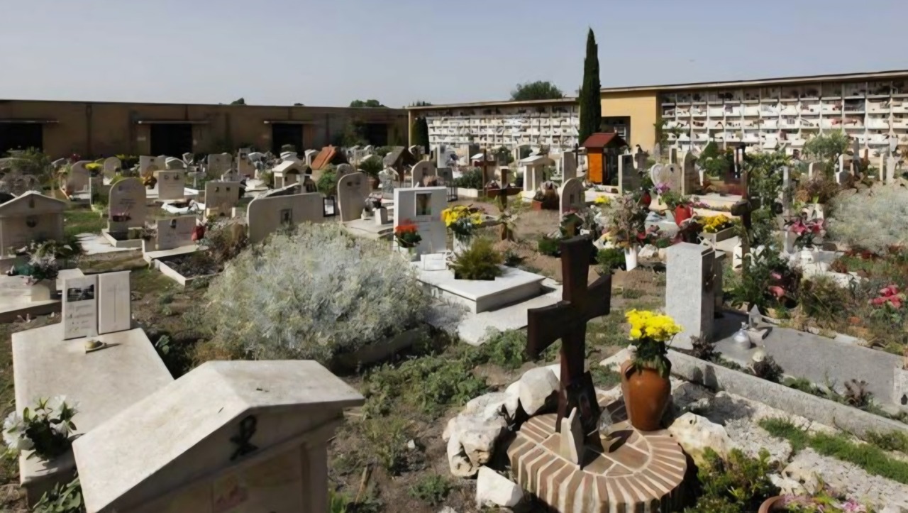 Irregolarità nei cimiteri, Ama licenzia 7 dipendenti e ne sospende 4: “Tagliavano le salme per svuotare i loculi”