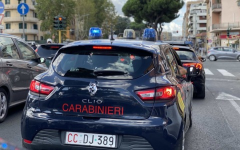 Accoltella la coinquilina e tenta il suicidio con la candeggina, arrestato