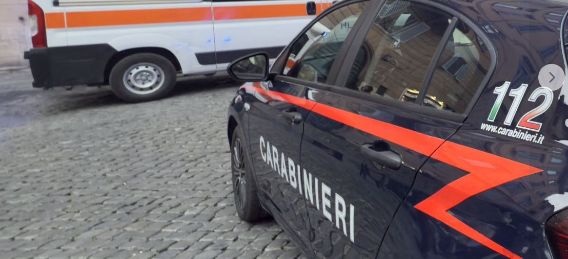 Accoltella una donna in casa e tenta di togliersi la vita