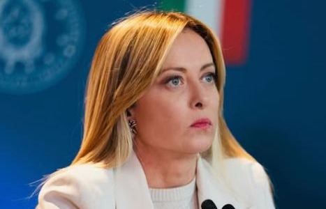Aggressione agli agenti a Roma, Meloni dura sui social: «Subito liberi? Inaccettabile”