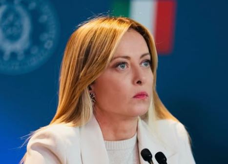 Aggressione agli agenti, Meloni dura sui social: «Subito liberi? Inaccettabile”