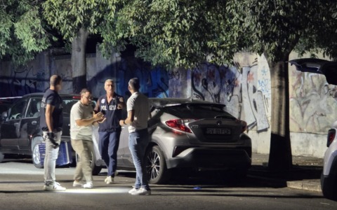 Agguato in centro, uomo ferito a colpi di pistola / FOTO