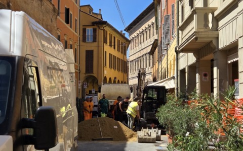 Ancora chiusa Via delle Belle Arti, proseguono gli accertamenti dei tecnici Hera