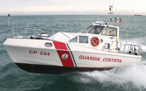 Barca incagliata sugli scogli, salvate cinque persone