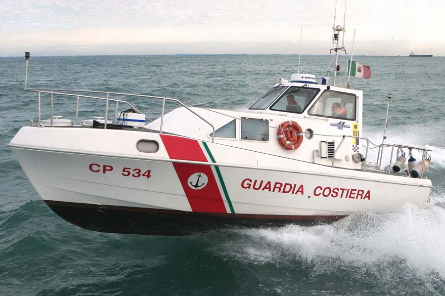 Barca incagliata sugli scogli, salvate cinque persone