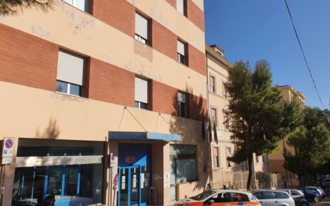 Bimbo cade dal fasciatoio all’asilo, le sue condizioni migliorano