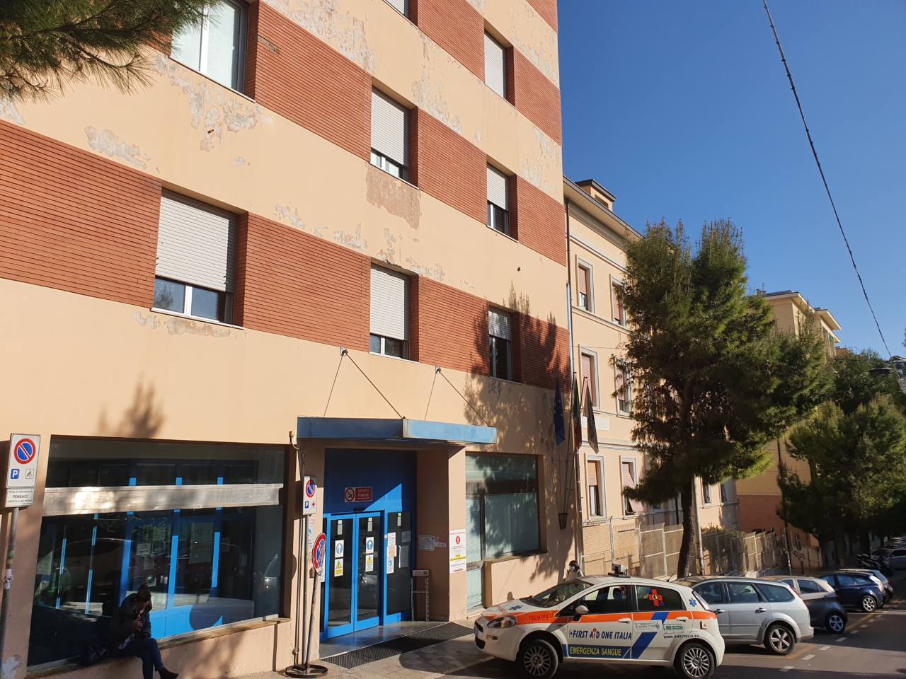 Bimbo cade dal fasciatoio all’asilo, le sue condizioni migliorano