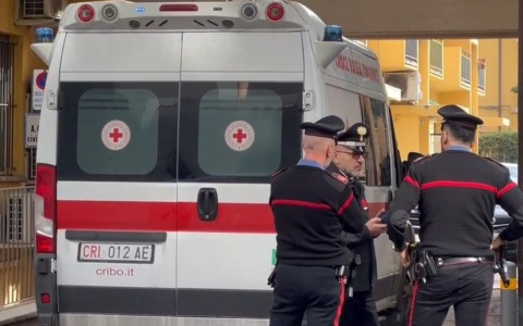 Cade in un cantiere in centro a Bologna, operaio 41enne finisce in ospedale