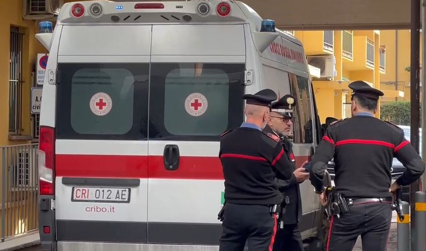 Cade in un cantiere in centro a Bologna, operaio 41enne finisce in ospedale