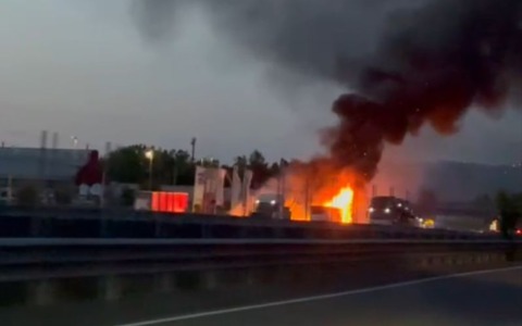 Camion in fiamme sulla A1 a Sasso Marconi, fumo avvertito fino a Bologna