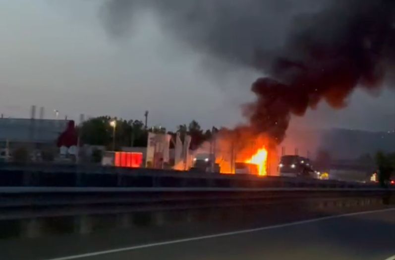 Camion in fiamme sulla A1 a Sasso Marconi, fumo avvertito fino a Bologna