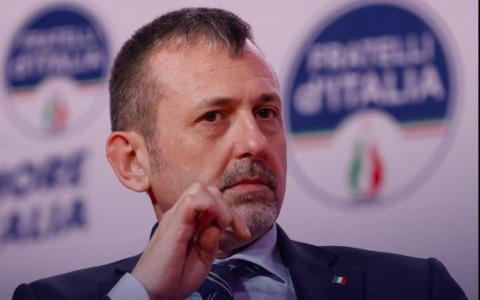 Caso Cospito, la condanna di Delmastro. Per i giudici: “Consegno’ informazioni segrete a Donzelli per finalità politica”