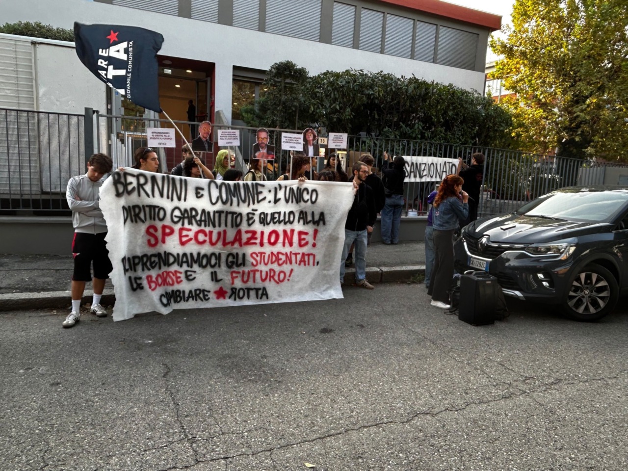 Collettivo protesta davanti allo studentato di via Stendhal