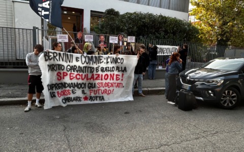 Collettivo protesta davanti allo studentato di via Stendhal