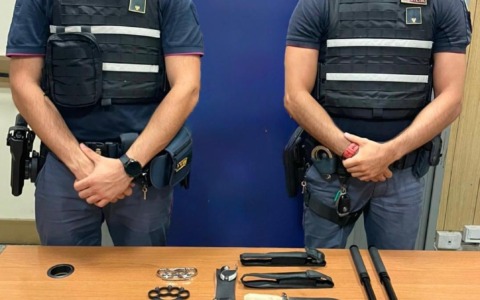 Coltello alla gola, minacce di morte e un tirapugni contro la vetrina, arrestato dalla polizia