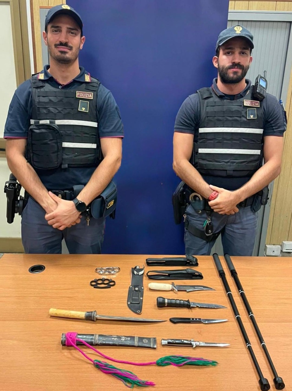 Coltello alla gola, minacce di morte e un tirapugni contro la vetrina, arrestato dalla polizia