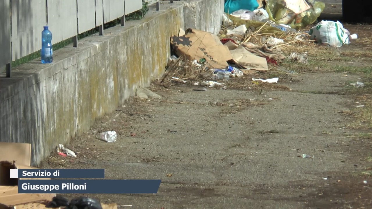 Degrado e rifiuti in via del Conciatore in zona Roveri