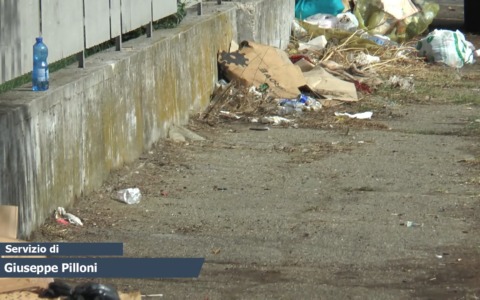 Degrado e rifiuti in via del Conciatore in zona Roveri