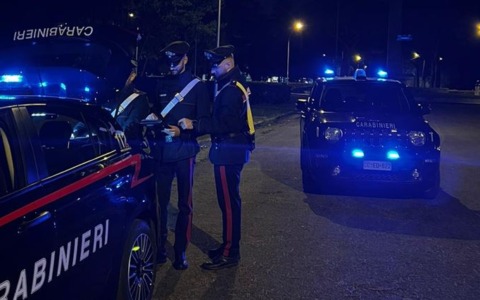 Detenzione di armi e droga, 6 denunce