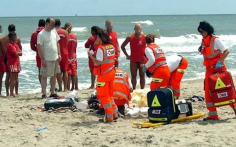Donna di 69 anni muore mentre fa il bagno a Marina di Pietrasanta