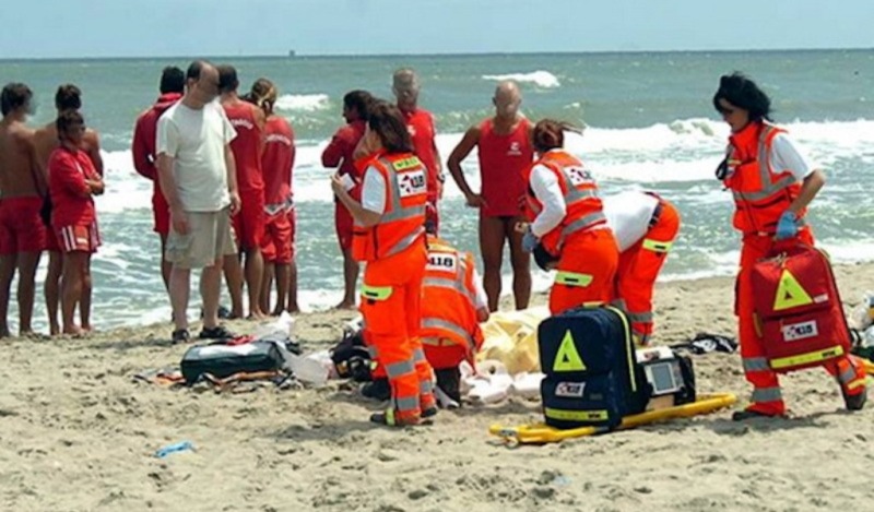 Donna di 69 anni muore mentre fa il bagno a Marina di Pietrasanta