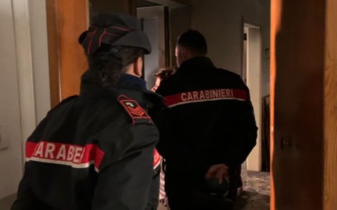 Dopo il carcere per maltrattamenti torna dalla moglie e la picchia di nuovo