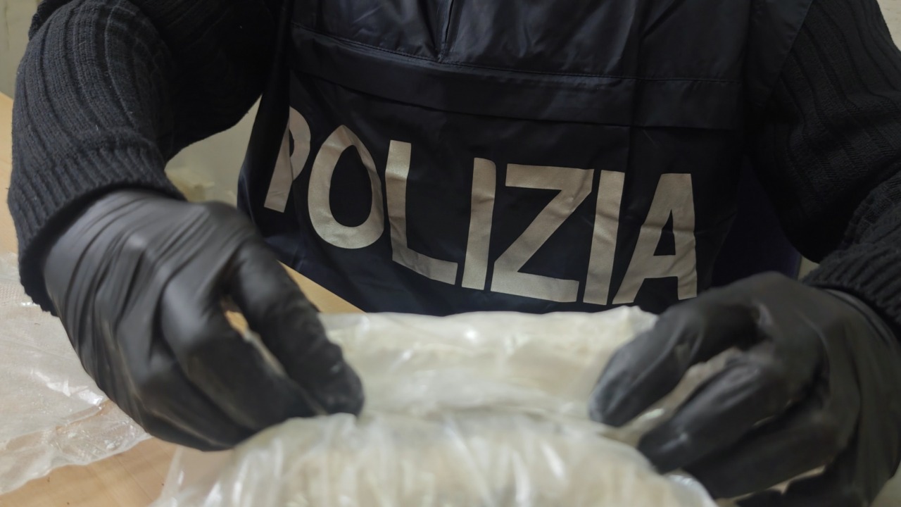 Droga nascosta nelle auto e negli scooter: sei arresti tra centro e il litorale